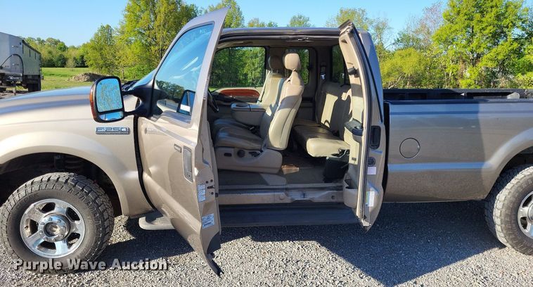 image for item LR9224 2005 Ford F250 Super Duty Lariat  SuperCab pickup truck