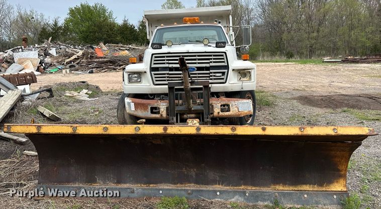 image for item LR9653 1993 Ford FT900  dump truck