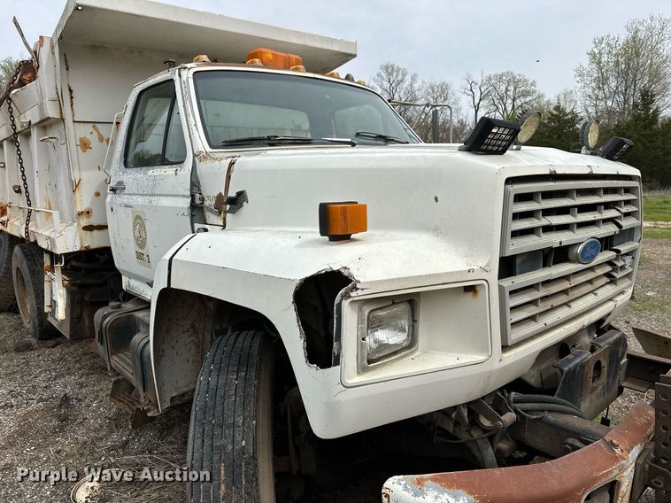 image for item LR9653 1993 Ford FT900  dump truck