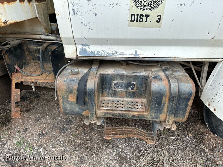 image for item LR9653 1993 Ford FT900  dump truck