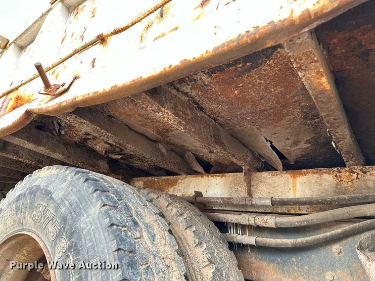 image for item LR9653 1993 Ford FT900  dump truck