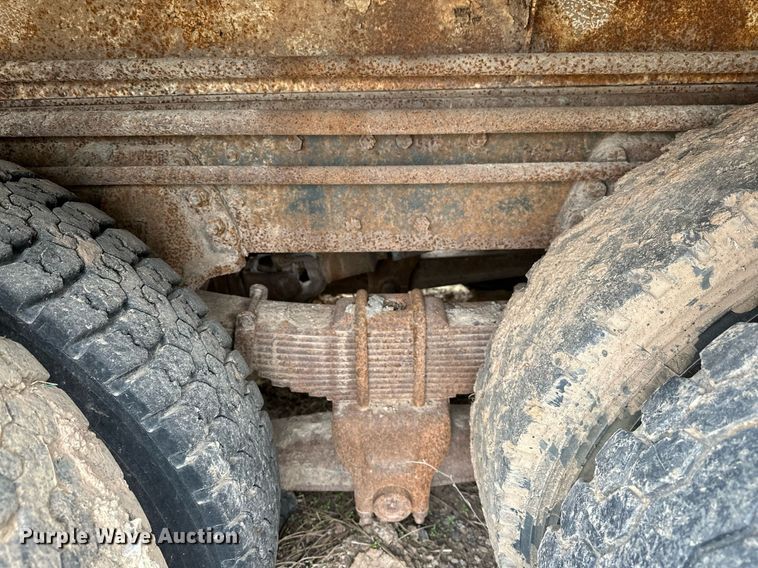 image for item LR9653 1993 Ford FT900  dump truck