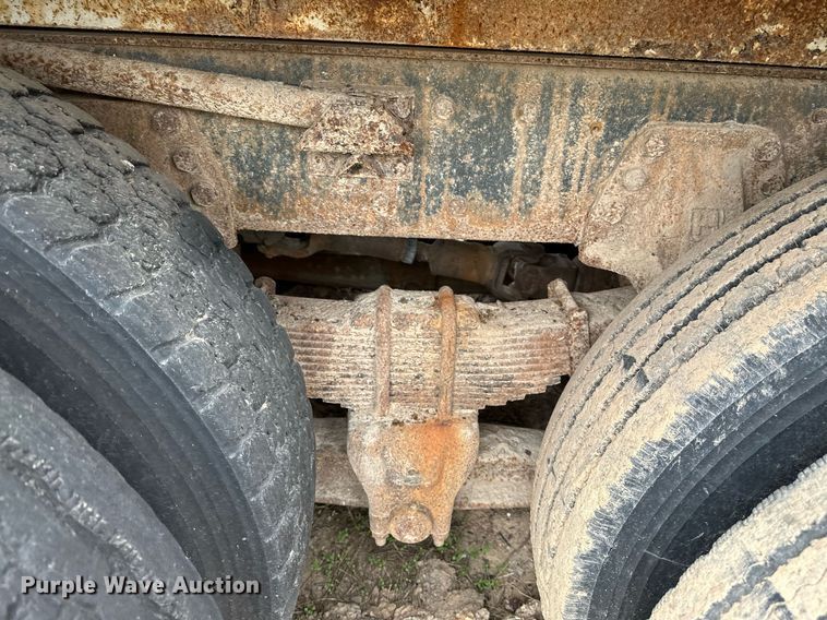 image for item LR9653 1993 Ford FT900  dump truck