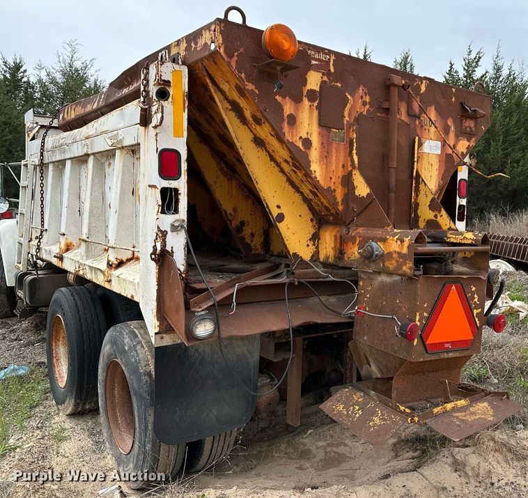 image for item LR9653 1993 Ford FT900  dump truck
