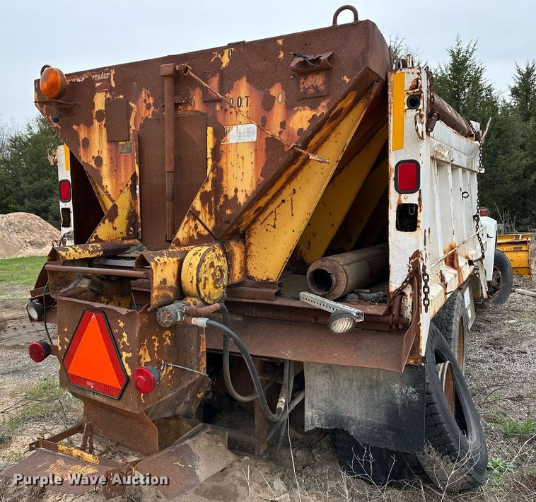 image for item LR9653 1993 Ford FT900  dump truck