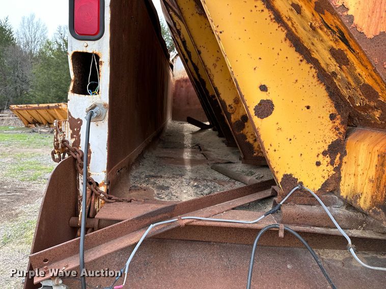 image for item LR9653 1993 Ford FT900  dump truck