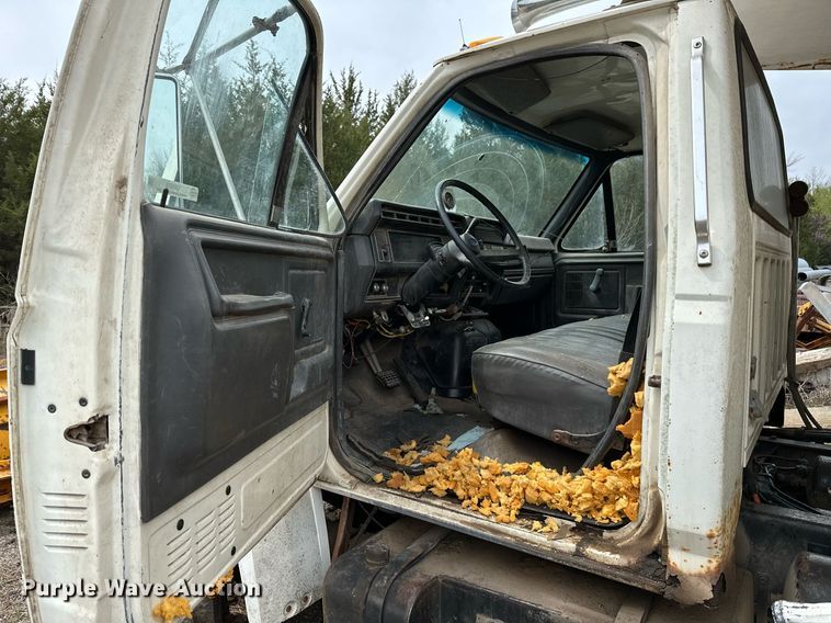 image for item LR9653 1993 Ford FT900  dump truck