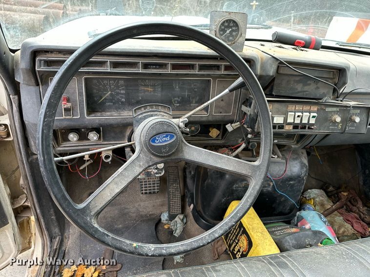 image for item LR9653 1993 Ford FT900  dump truck