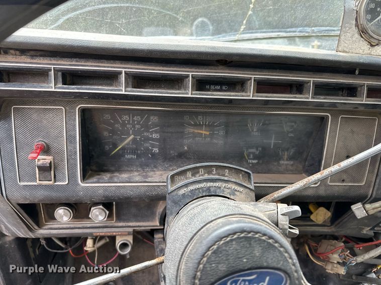 image for item LR9653 1993 Ford FT900  dump truck