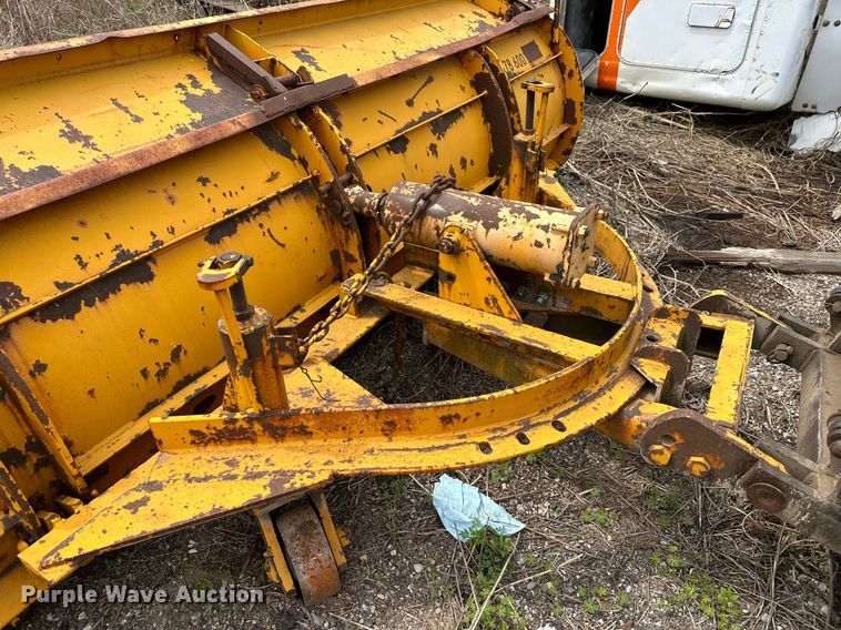 image for item LR9653 1993 Ford FT900  dump truck