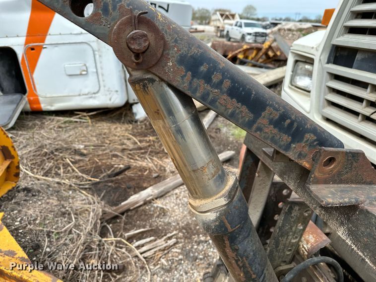 image for item LR9653 1993 Ford FT900  dump truck