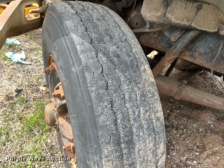 image for item LR9653 1993 Ford FT900  dump truck