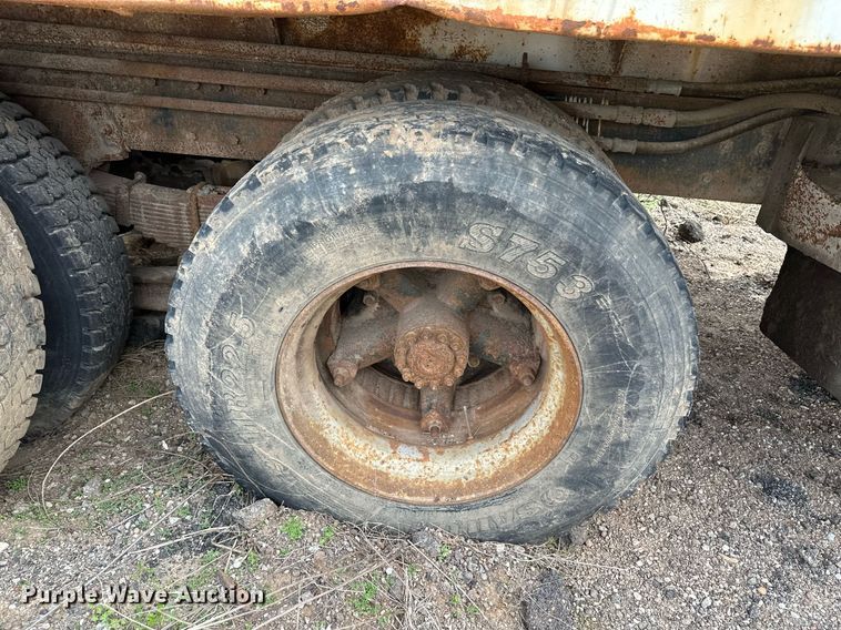 image for item LR9653 1993 Ford FT900  dump truck