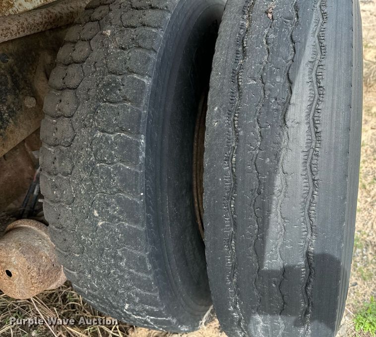 image for item LR9653 1993 Ford FT900  dump truck