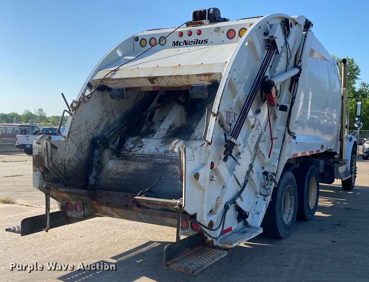 image for item LR9711 2011 Freightliner Business Class M2  refuse truck