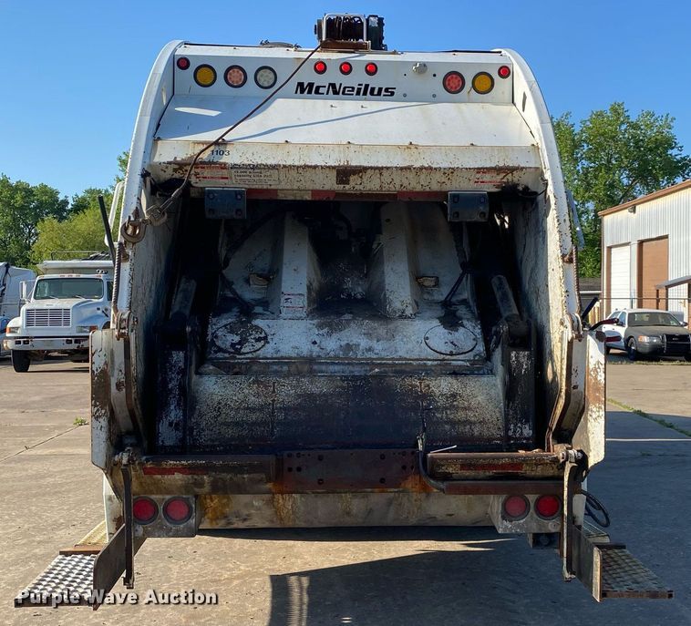 image for item LR9711 2011 Freightliner Business Class M2  refuse truck