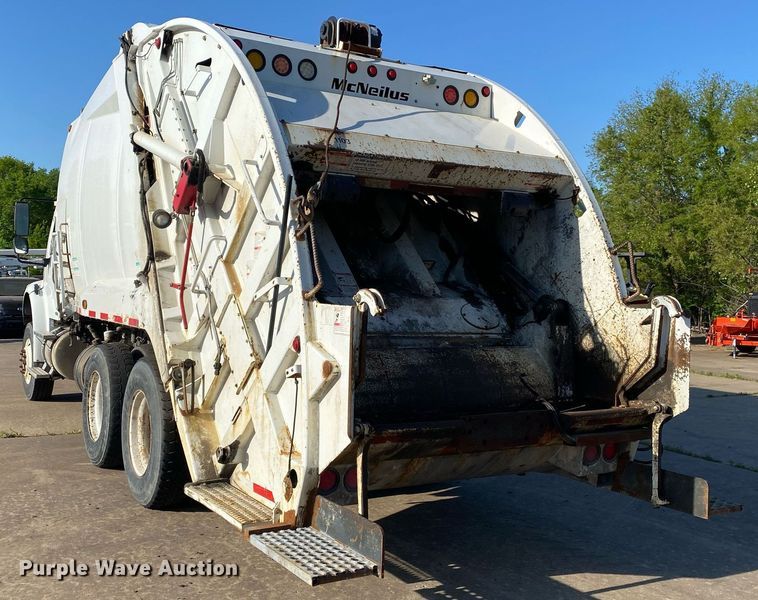 image for item LR9711 2011 Freightliner Business Class M2  refuse truck