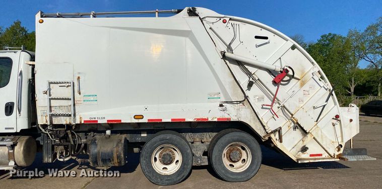 image for item LR9711 2011 Freightliner Business Class M2  refuse truck