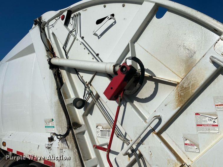 image for item LR9711 2011 Freightliner Business Class M2  refuse truck