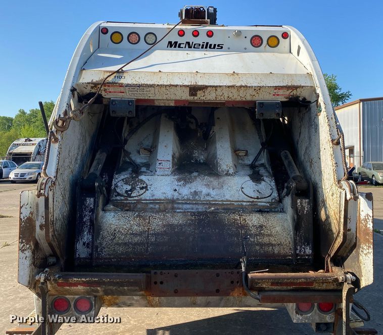 image for item LR9711 2011 Freightliner Business Class M2  refuse truck