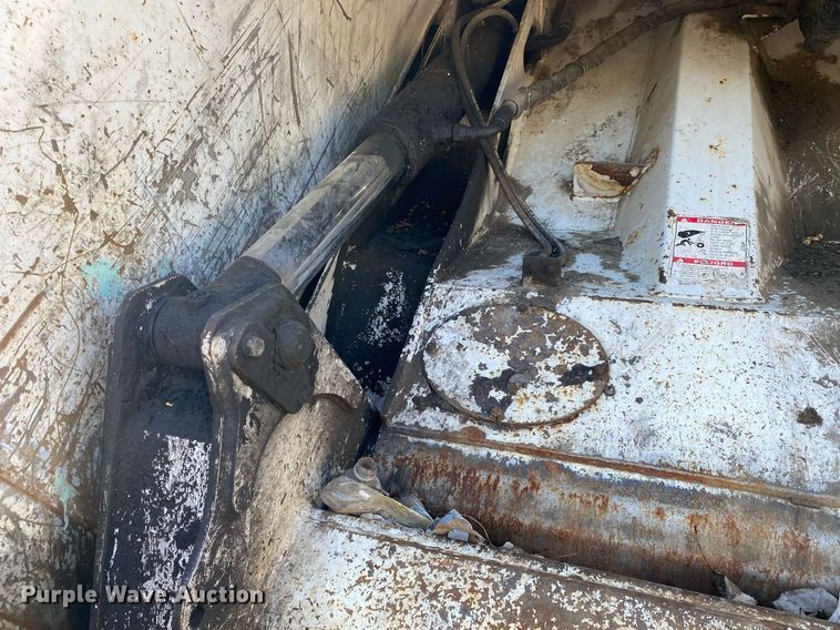 image for item LR9711 2011 Freightliner Business Class M2  refuse truck