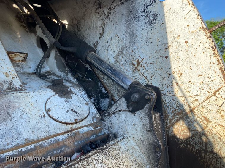 image for item LR9711 2011 Freightliner Business Class M2  refuse truck