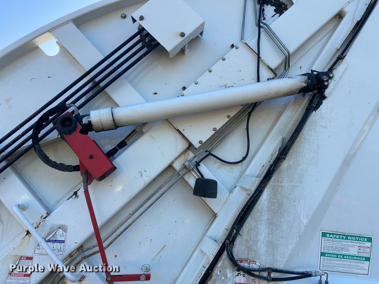 image for item LR9711 2011 Freightliner Business Class M2  refuse truck