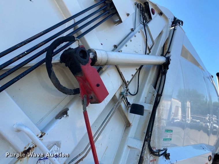 image for item LR9711 2011 Freightliner Business Class M2  refuse truck