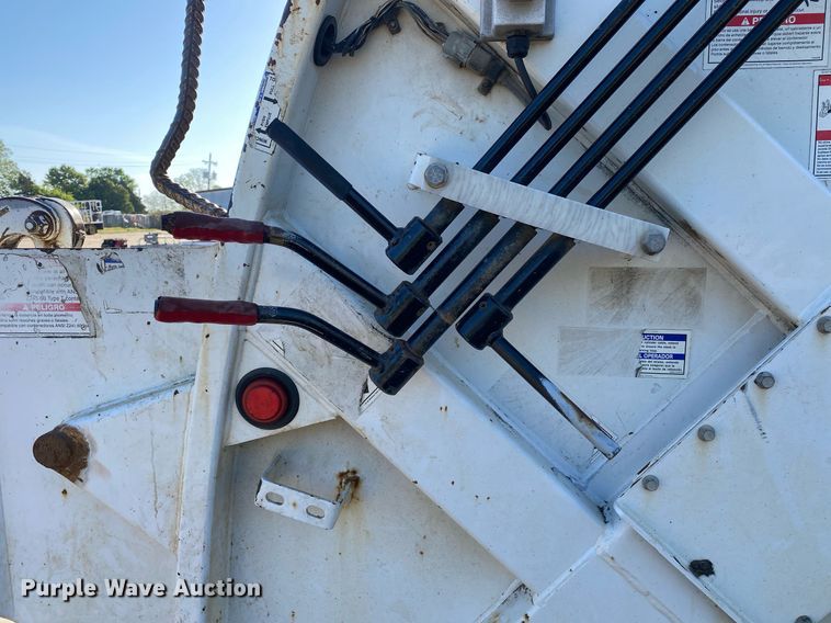 image for item LR9711 2011 Freightliner Business Class M2  refuse truck