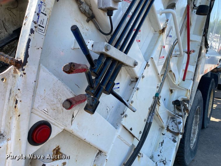 image for item LR9711 2011 Freightliner Business Class M2  refuse truck