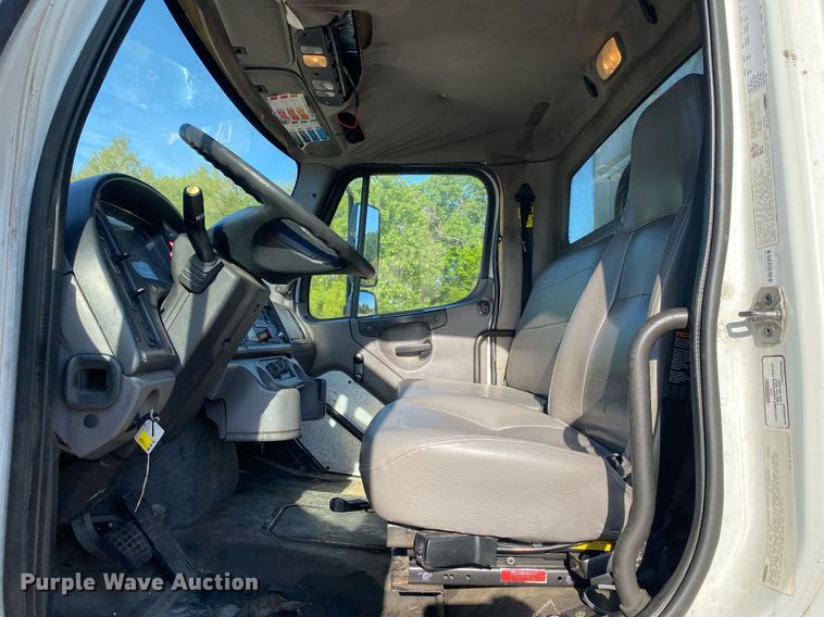 image for item LR9711 2011 Freightliner Business Class M2  refuse truck