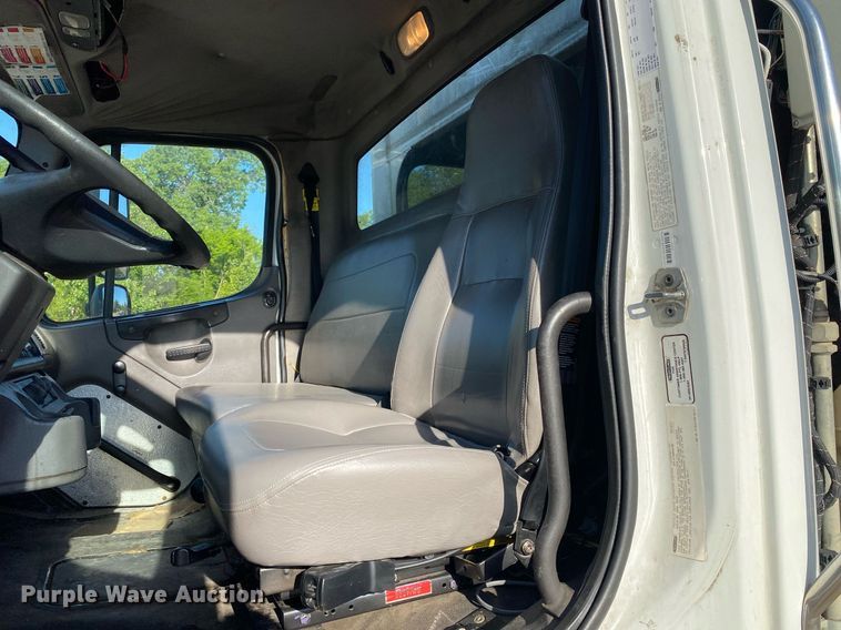 image for item LR9711 2011 Freightliner Business Class M2  refuse truck