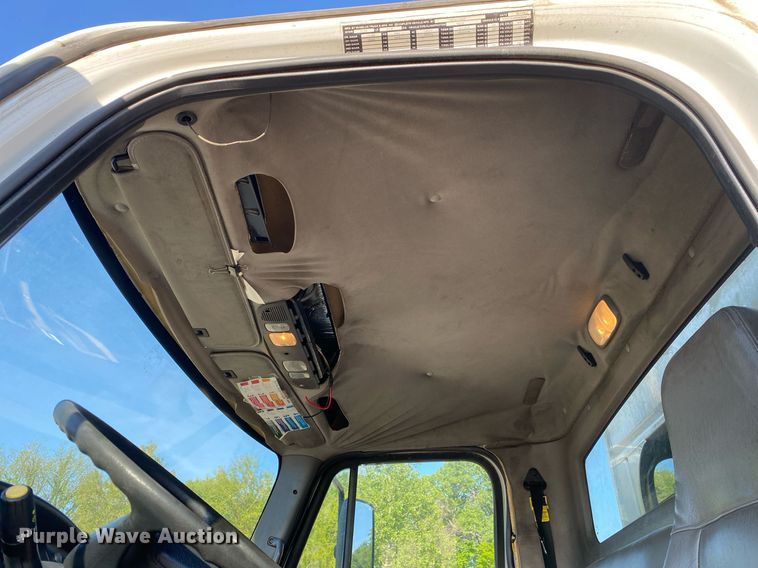 image for item LR9711 2011 Freightliner Business Class M2  refuse truck