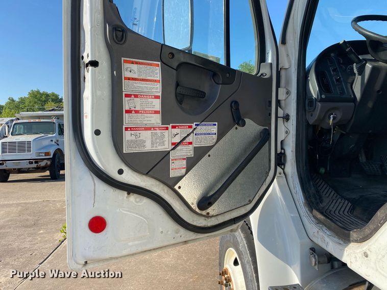 image for item LR9711 2011 Freightliner Business Class M2  refuse truck