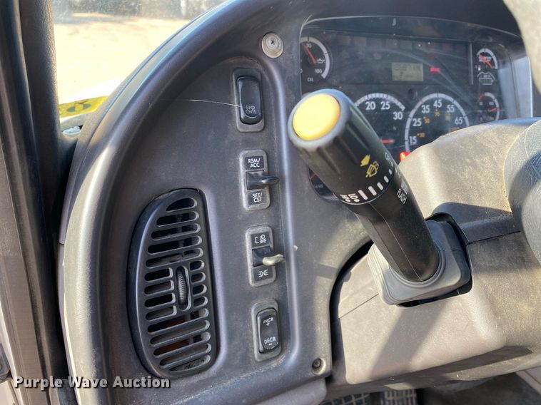 image for item LR9711 2011 Freightliner Business Class M2  refuse truck