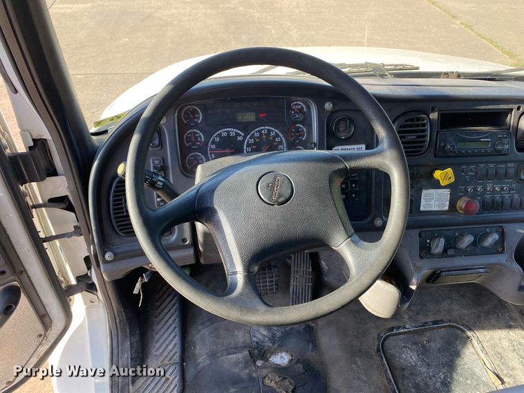 image for item LR9711 2011 Freightliner Business Class M2  refuse truck