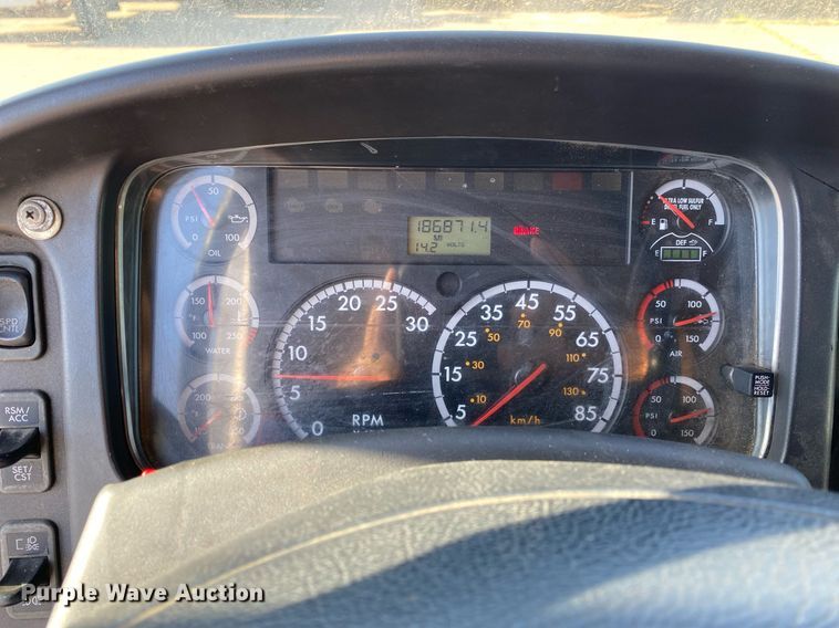 image for item LR9711 2011 Freightliner Business Class M2  refuse truck