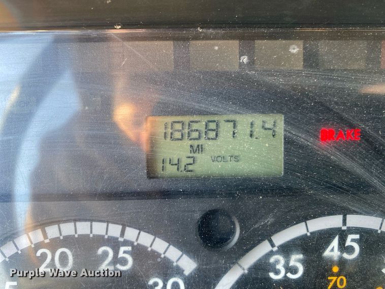 image for item LR9711 2011 Freightliner Business Class M2  refuse truck