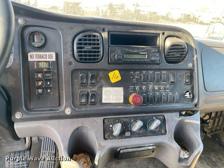 image for item LR9711 2011 Freightliner Business Class M2  refuse truck