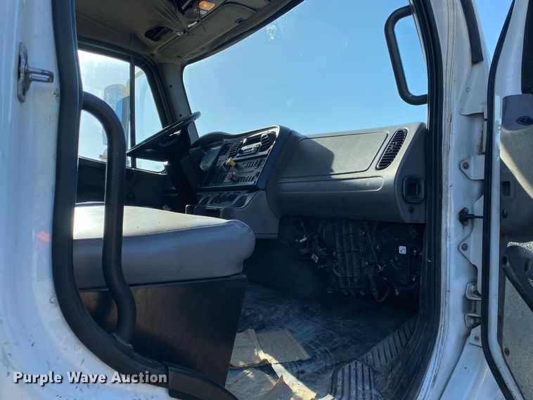 image for item LR9711 2011 Freightliner Business Class M2  refuse truck