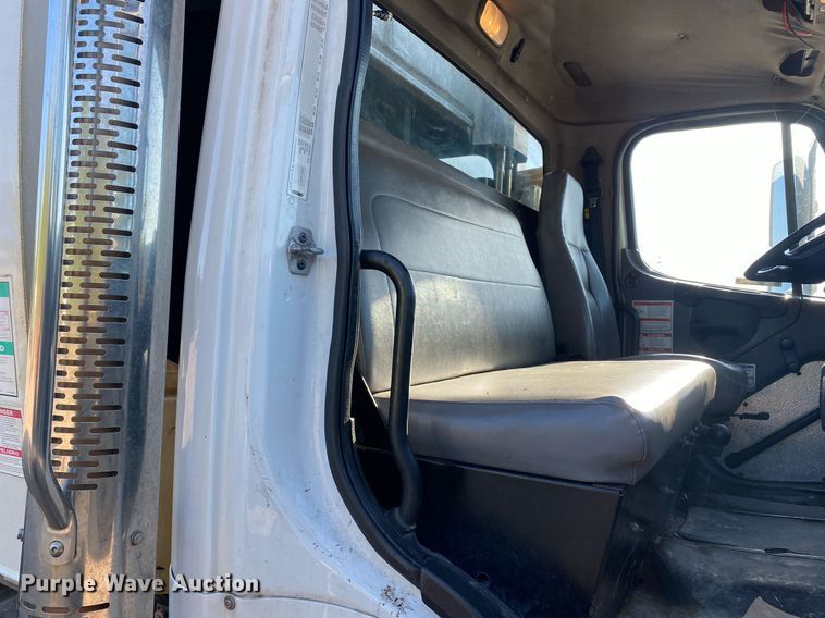 image for item LR9711 2011 Freightliner Business Class M2  refuse truck