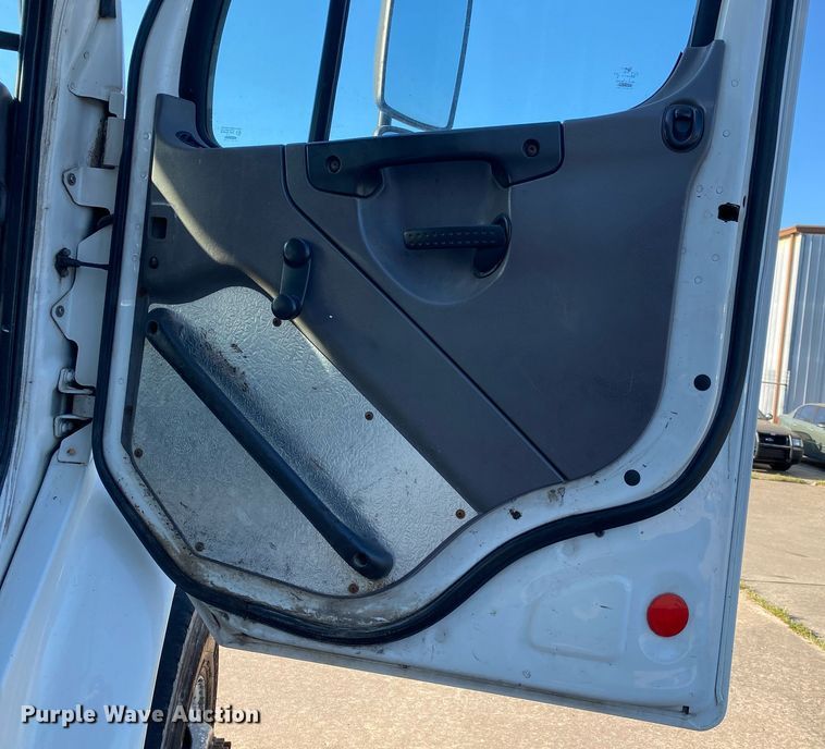 image for item LR9711 2011 Freightliner Business Class M2  refuse truck