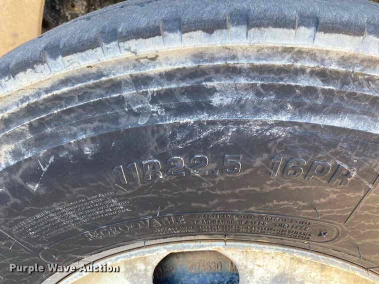 image for item LR9711 2011 Freightliner Business Class M2  refuse truck