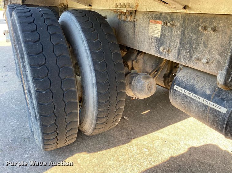 image for item LR9711 2011 Freightliner Business Class M2  refuse truck