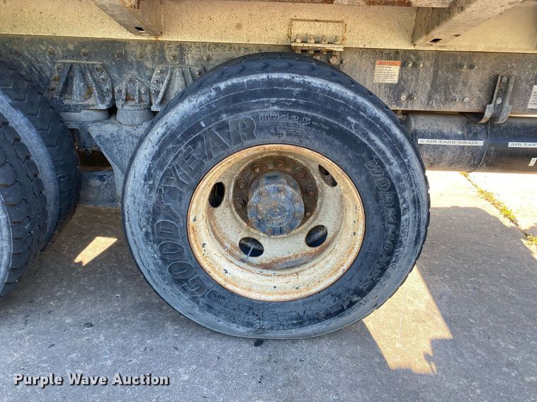 image for item LR9711 2011 Freightliner Business Class M2  refuse truck