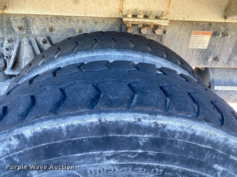 image for item LR9711 2011 Freightliner Business Class M2  refuse truck