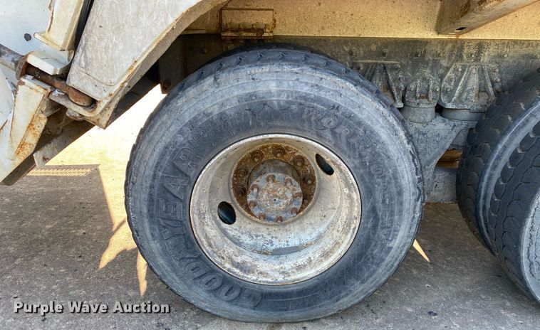 image for item LR9711 2011 Freightliner Business Class M2  refuse truck