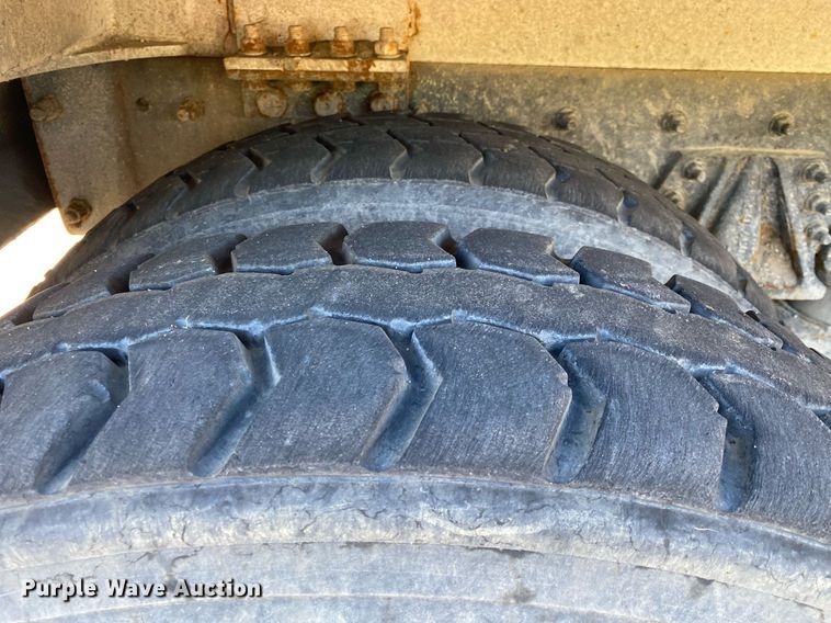 image for item LR9711 2011 Freightliner Business Class M2  refuse truck