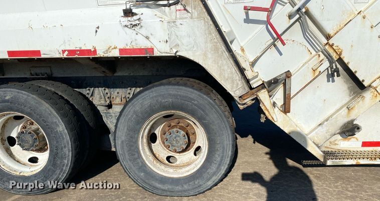 image for item LR9711 2011 Freightliner Business Class M2  refuse truck