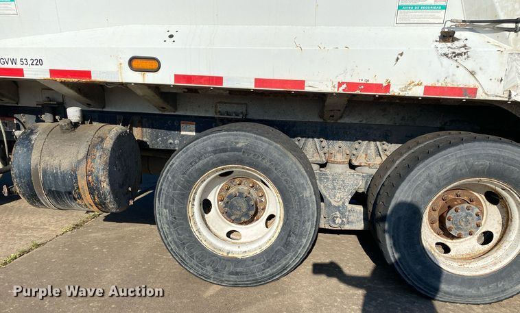 image for item LR9711 2011 Freightliner Business Class M2  refuse truck